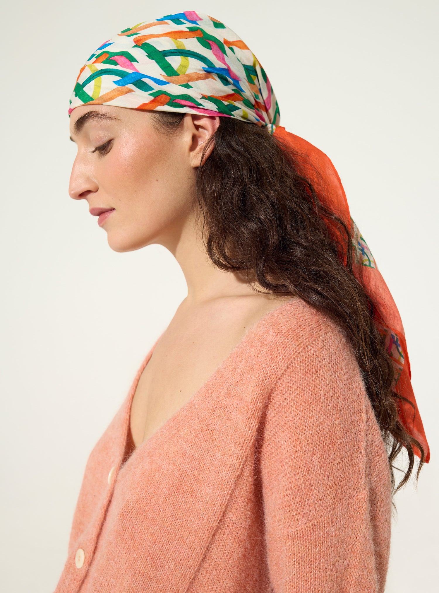 Bedruckter Schal aus weißer Baumwolle und Seide