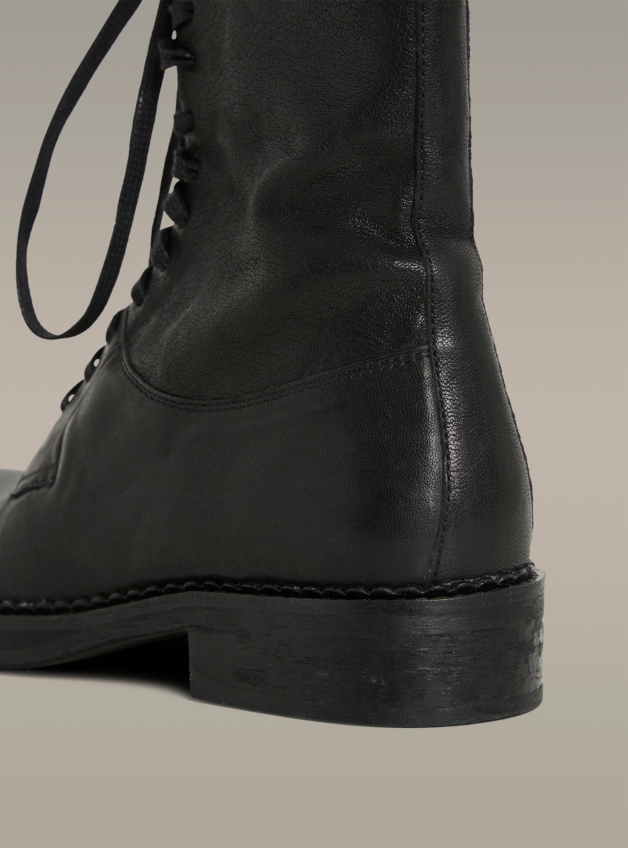Schwarze Lederstiefel