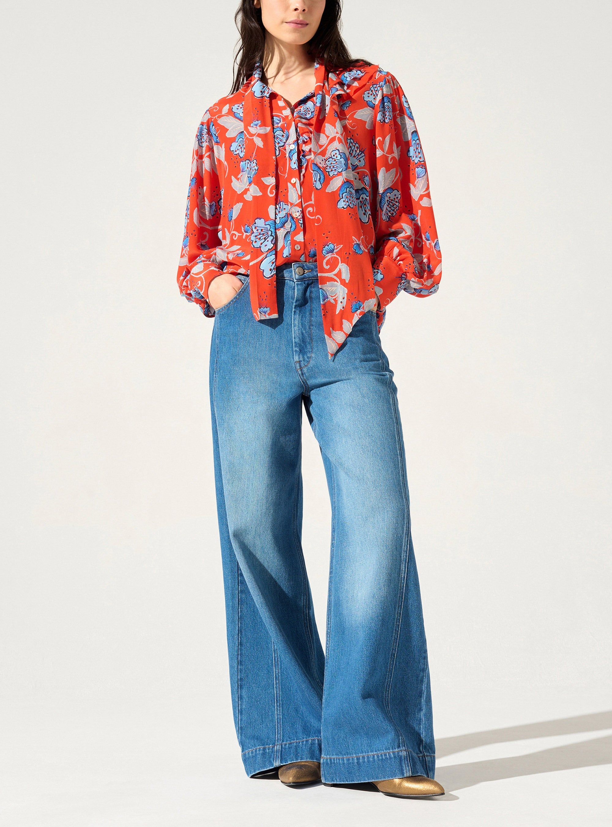 Close-fitting blouse