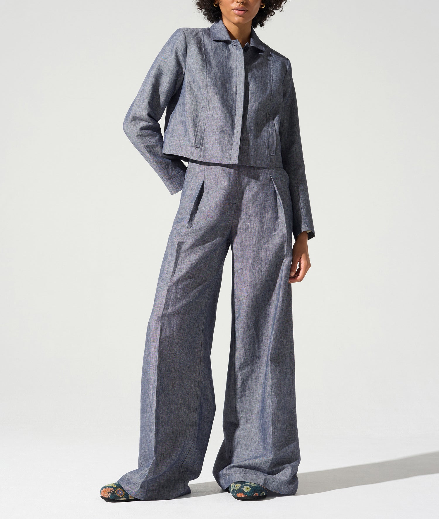 Short button-down jacket