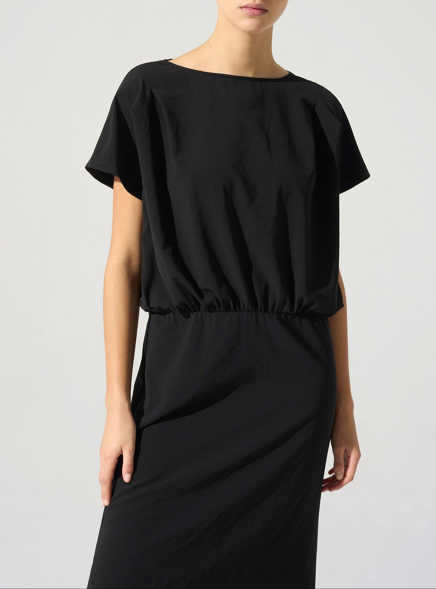 Kurzärmliges Kleid bis zur Wadenmitte