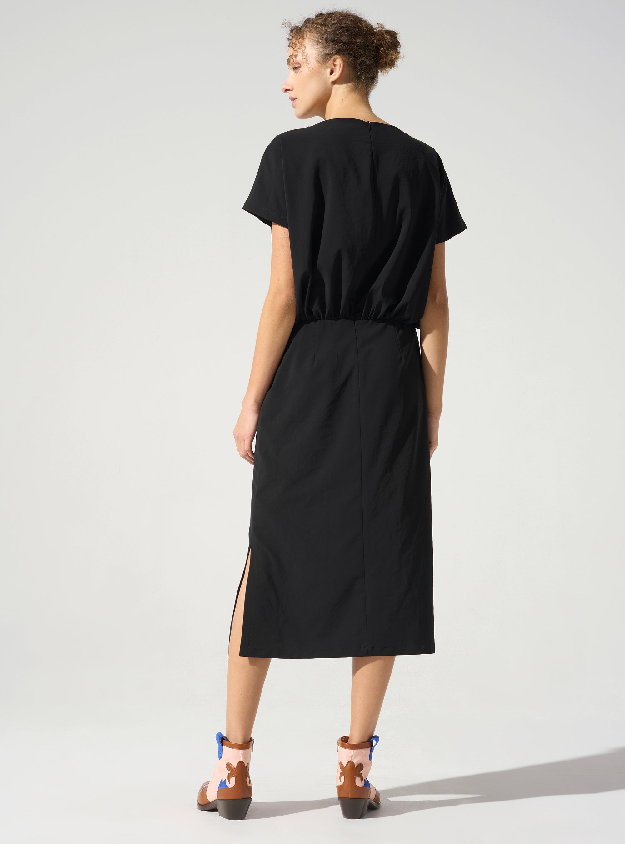 Kurzärmliges Kleid bis zur Wadenmitte