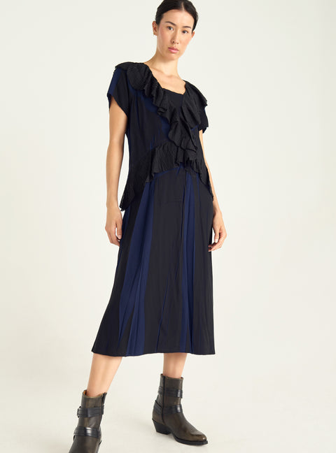 Kleid mit plissierten Rüschen und fließendem Material