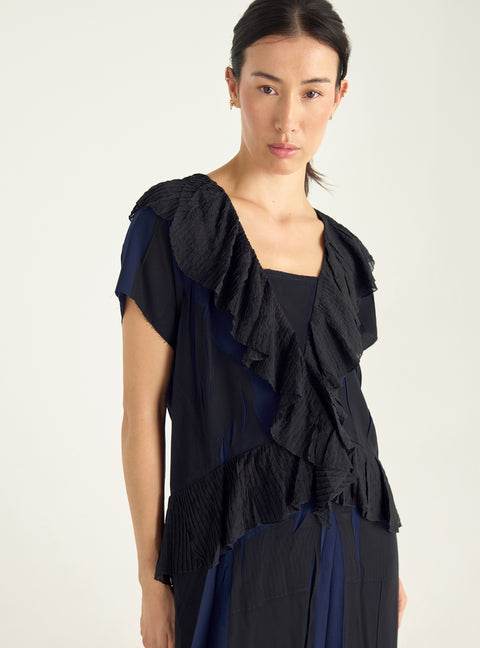 Kleid mit plissierten Rüschen und fließendem Material
