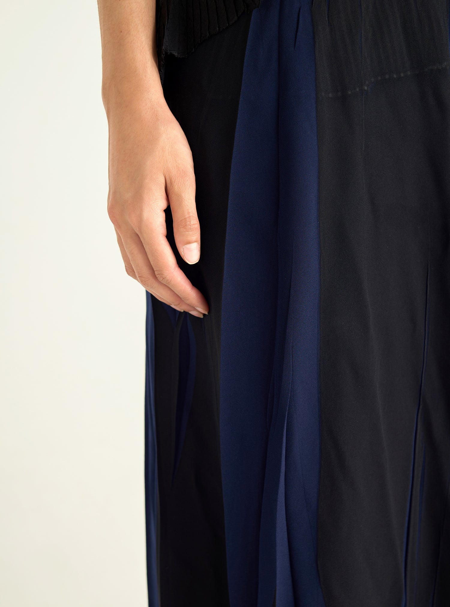 Kleid mit plissierten Rüschen und fließendem Material