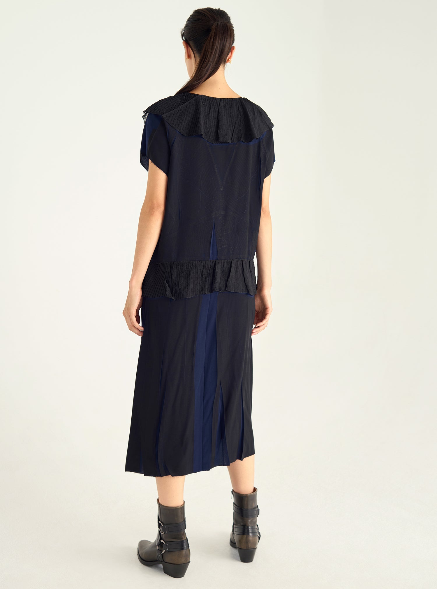 Kleid mit plissierten Rüschen und fließendem Material