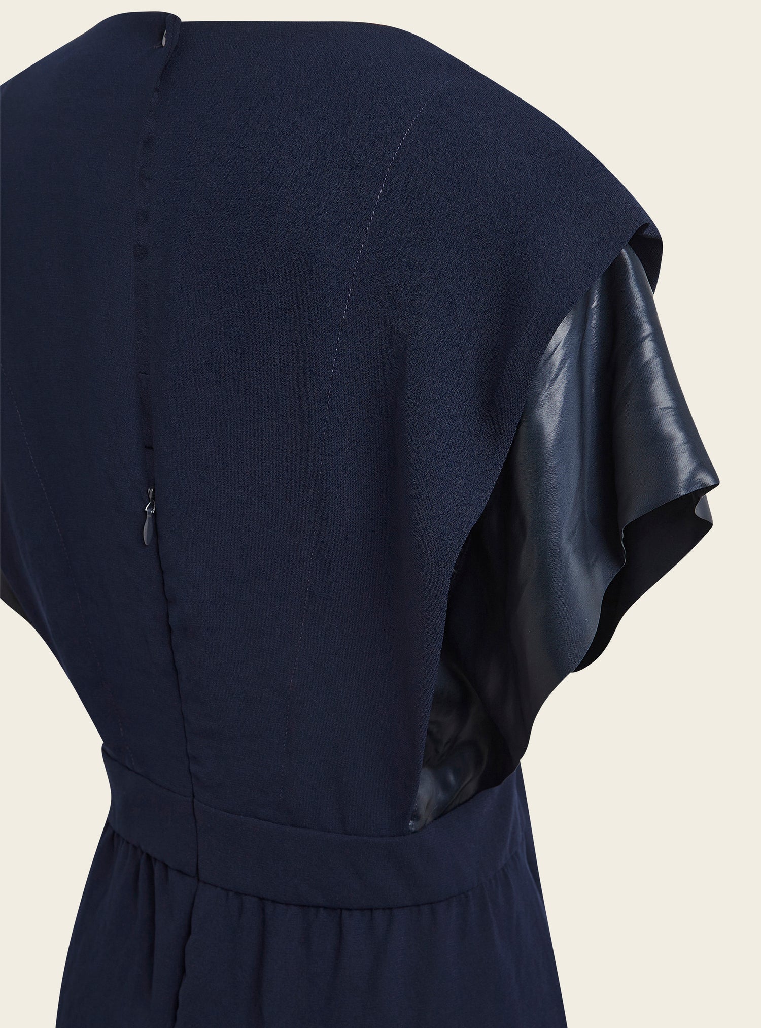 Robe en crêpe plombant et satin