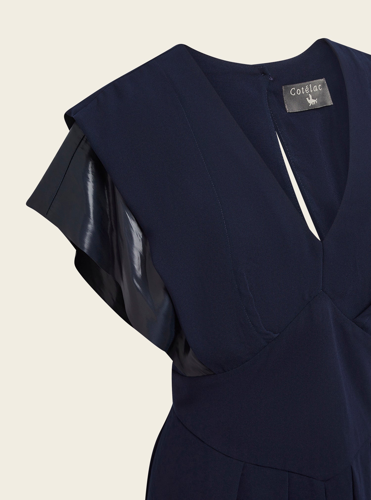 Robe en crêpe plombant et satin