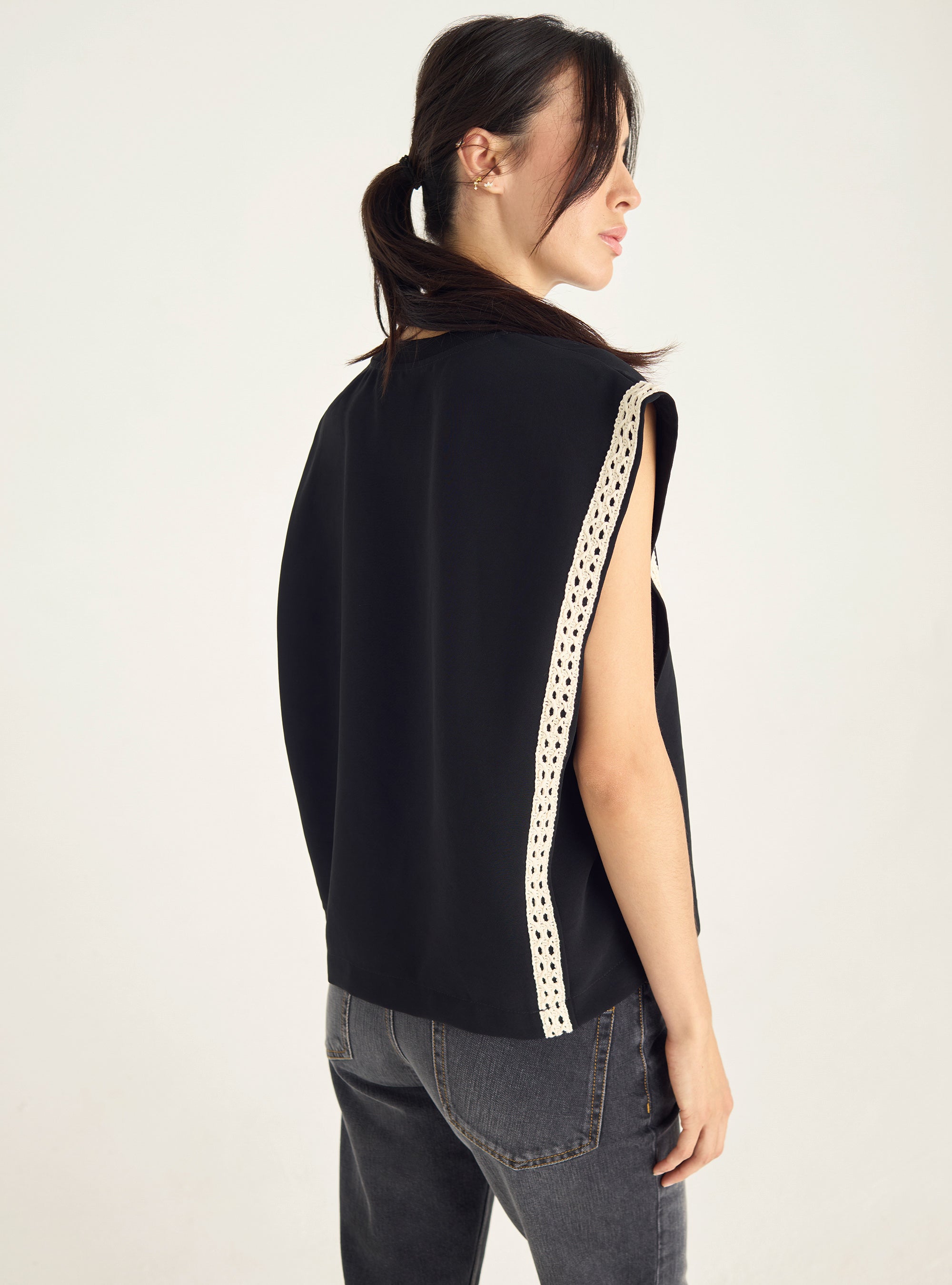 Structured tank top with guipure details