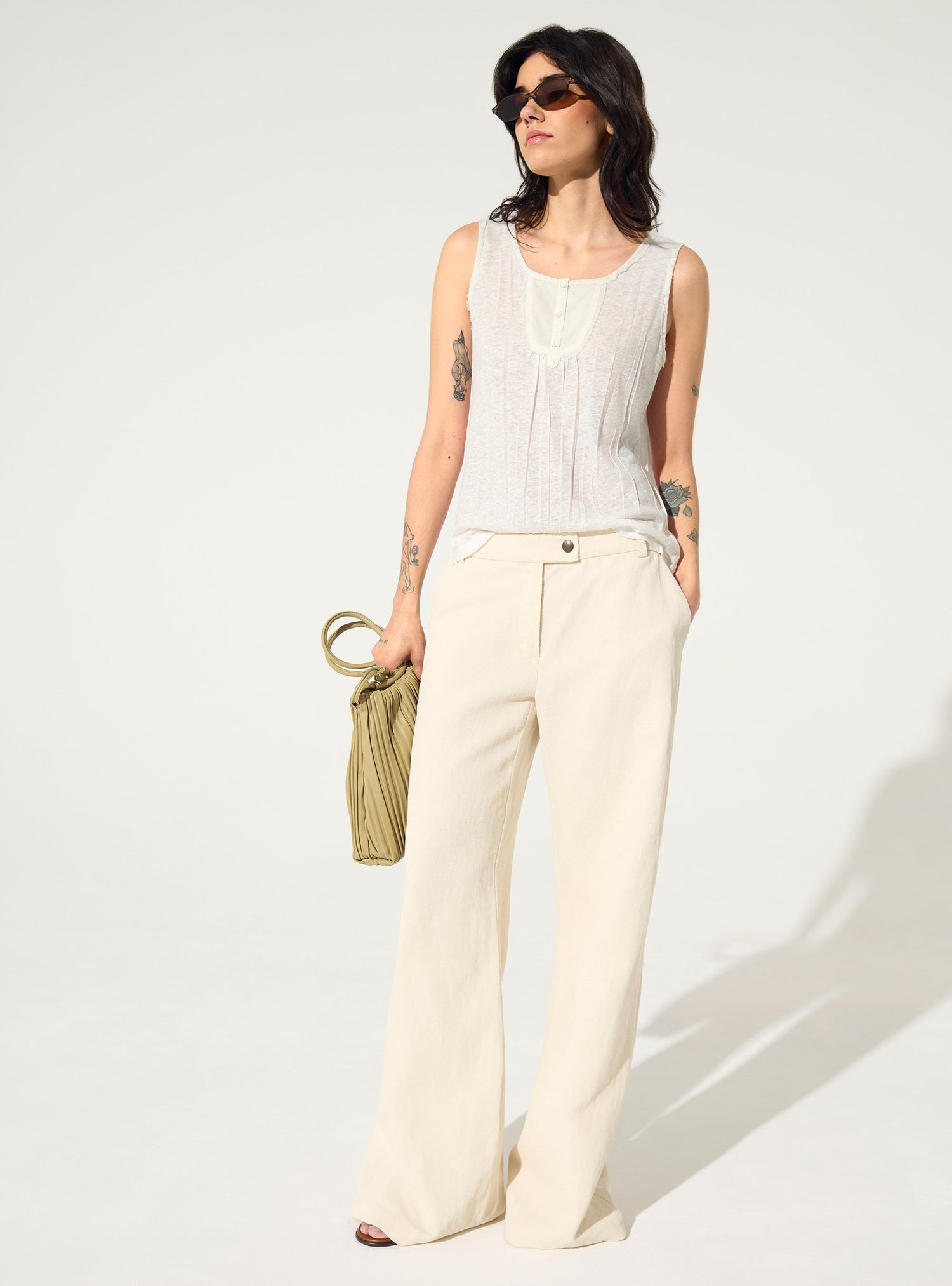 Weißes, plissiertes, eng anliegendes Tanktop