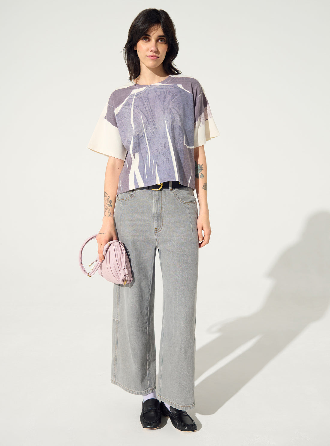 Blaues, sublimiertes, tailliertes T-Shirt