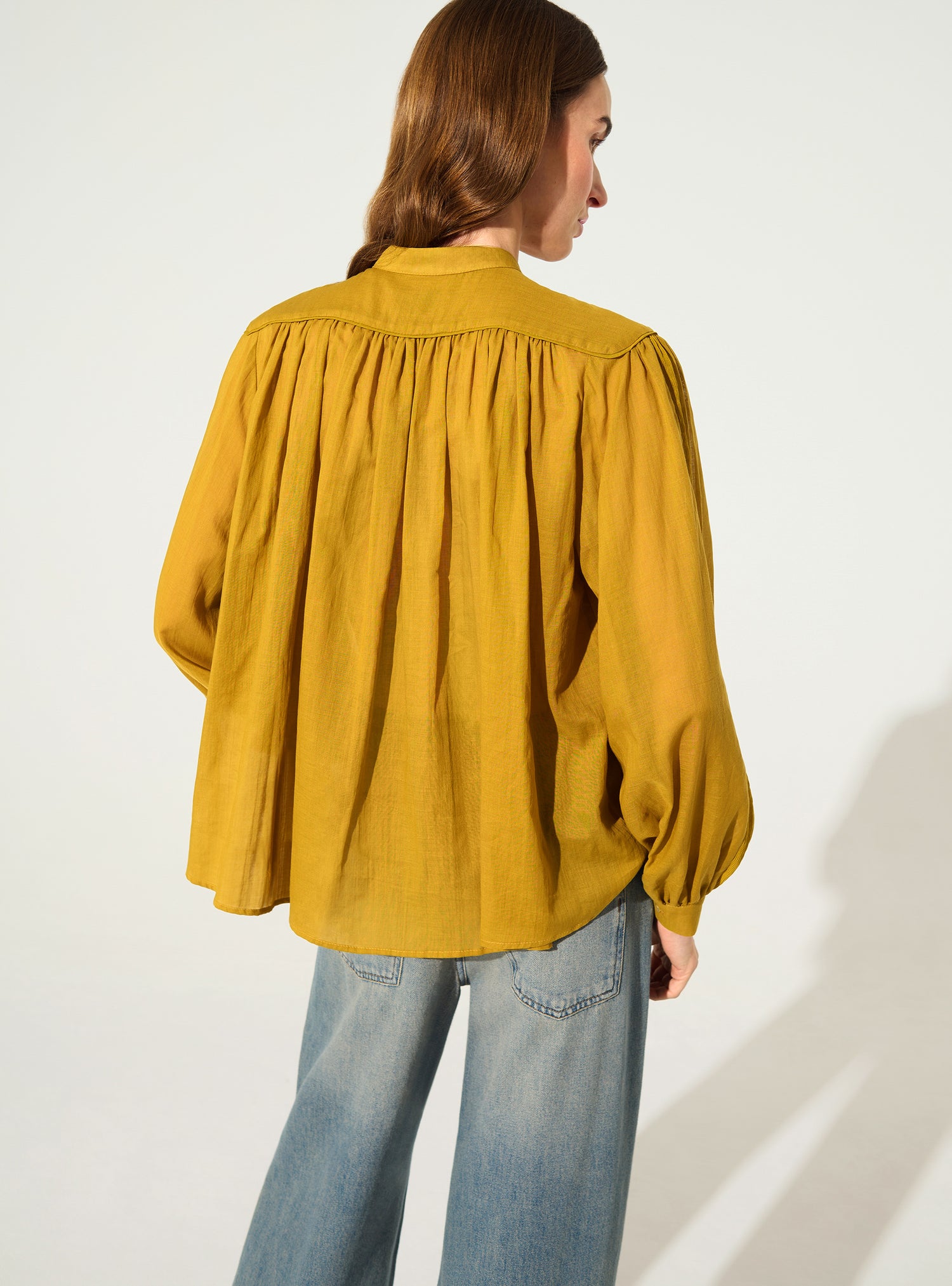 Chemise oversize plissée et Dentelle de Calais-Caudry® ocre jaune