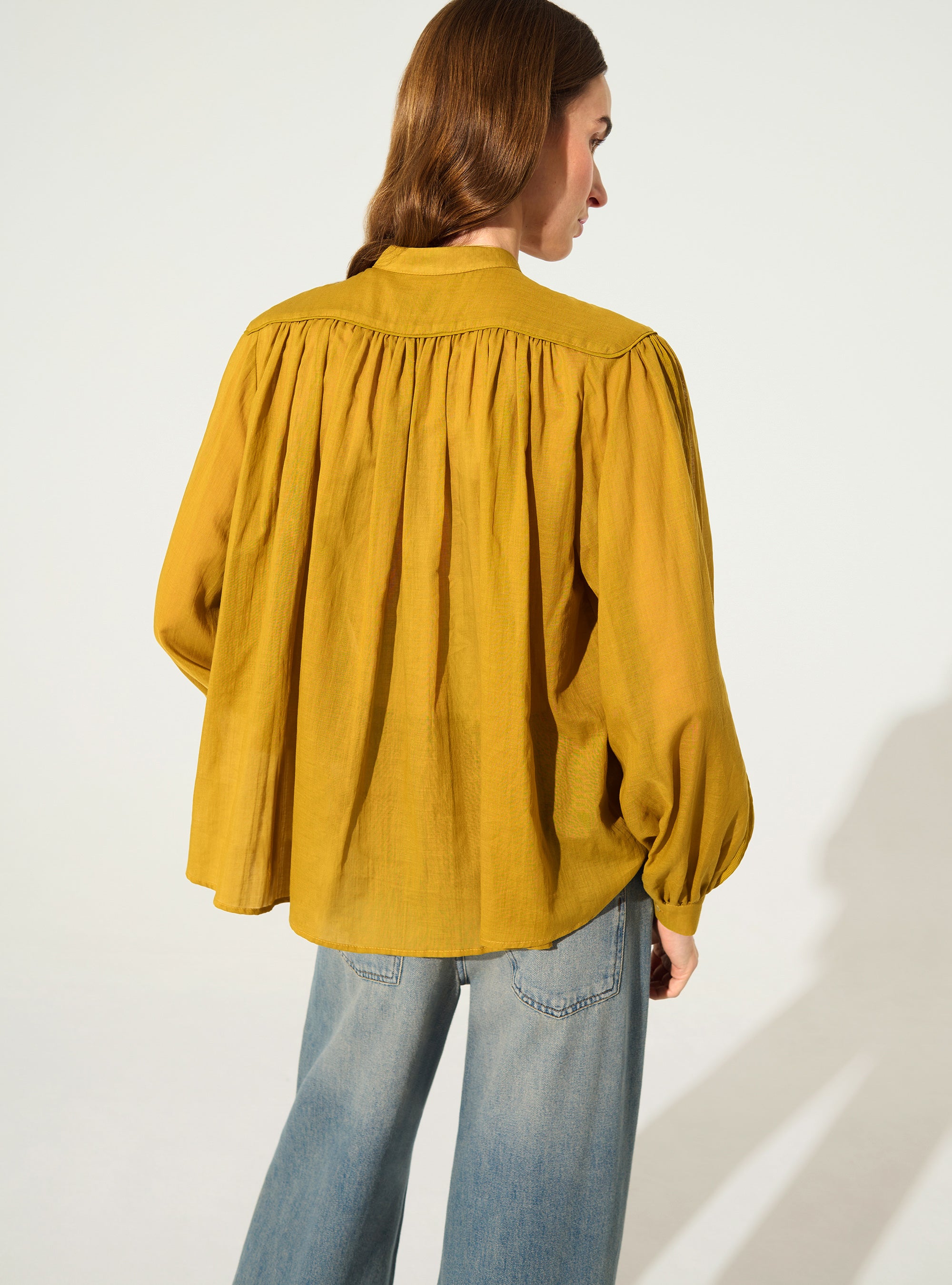 Chemise oversize plissée et Dentelle de Calais-Caudry® ocre jaune