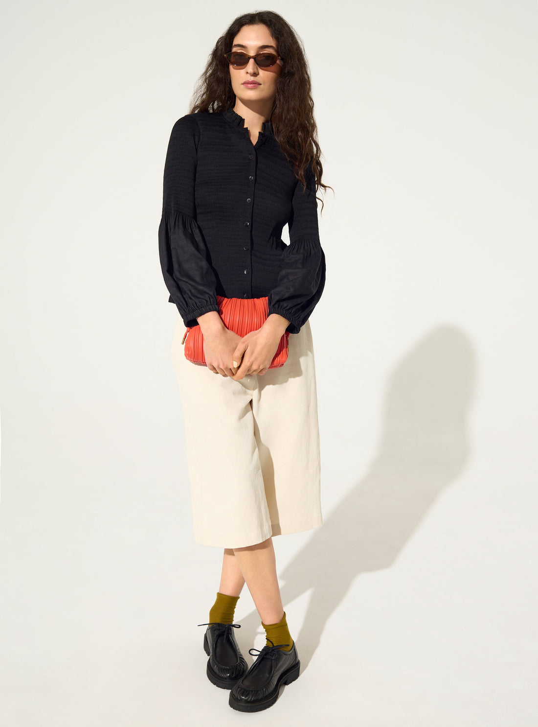 Schwarzes, tailliertes Hemd mit Falten