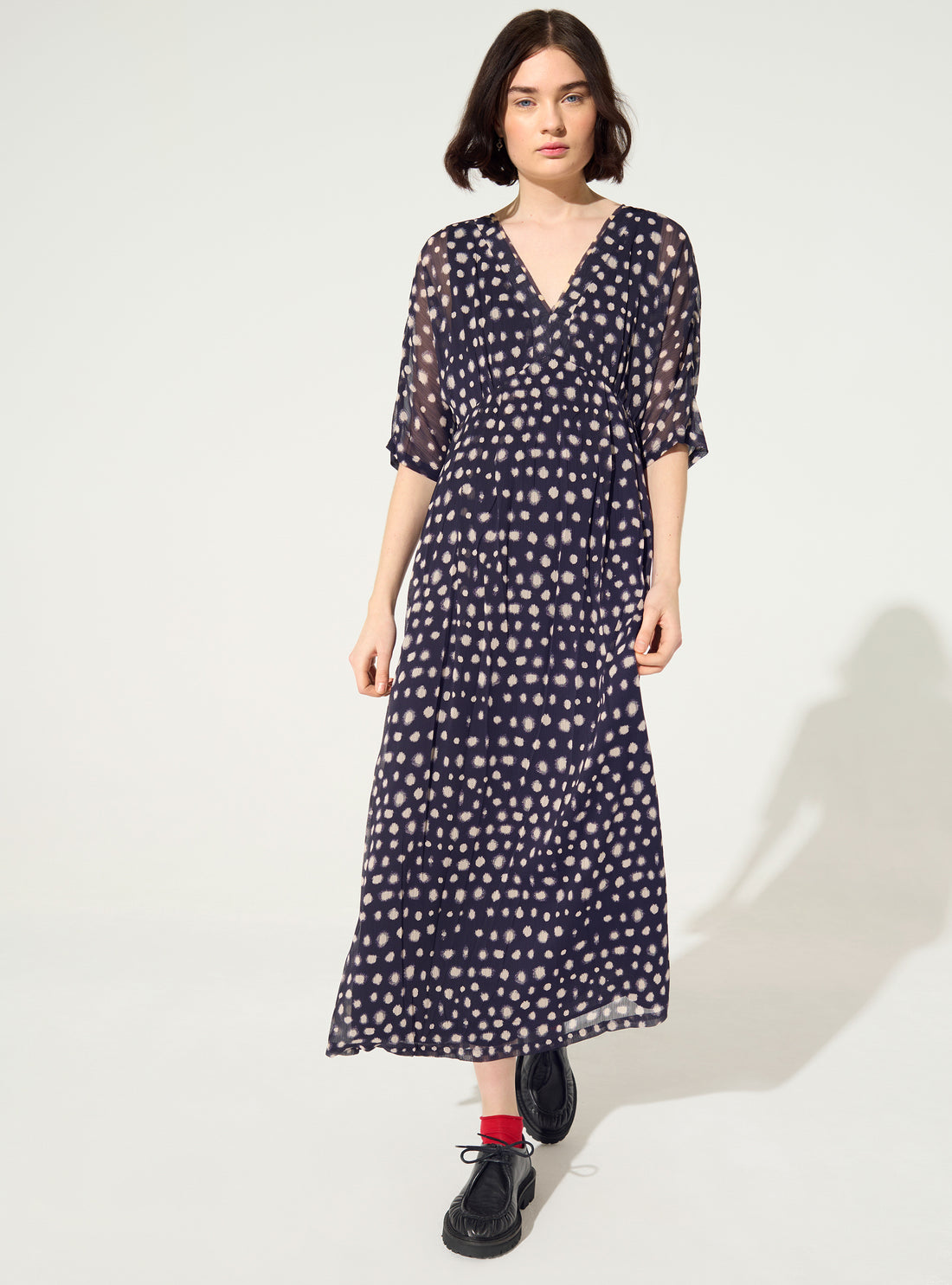 Lila Hausmuster, plissiertes, tailliertes Kleid