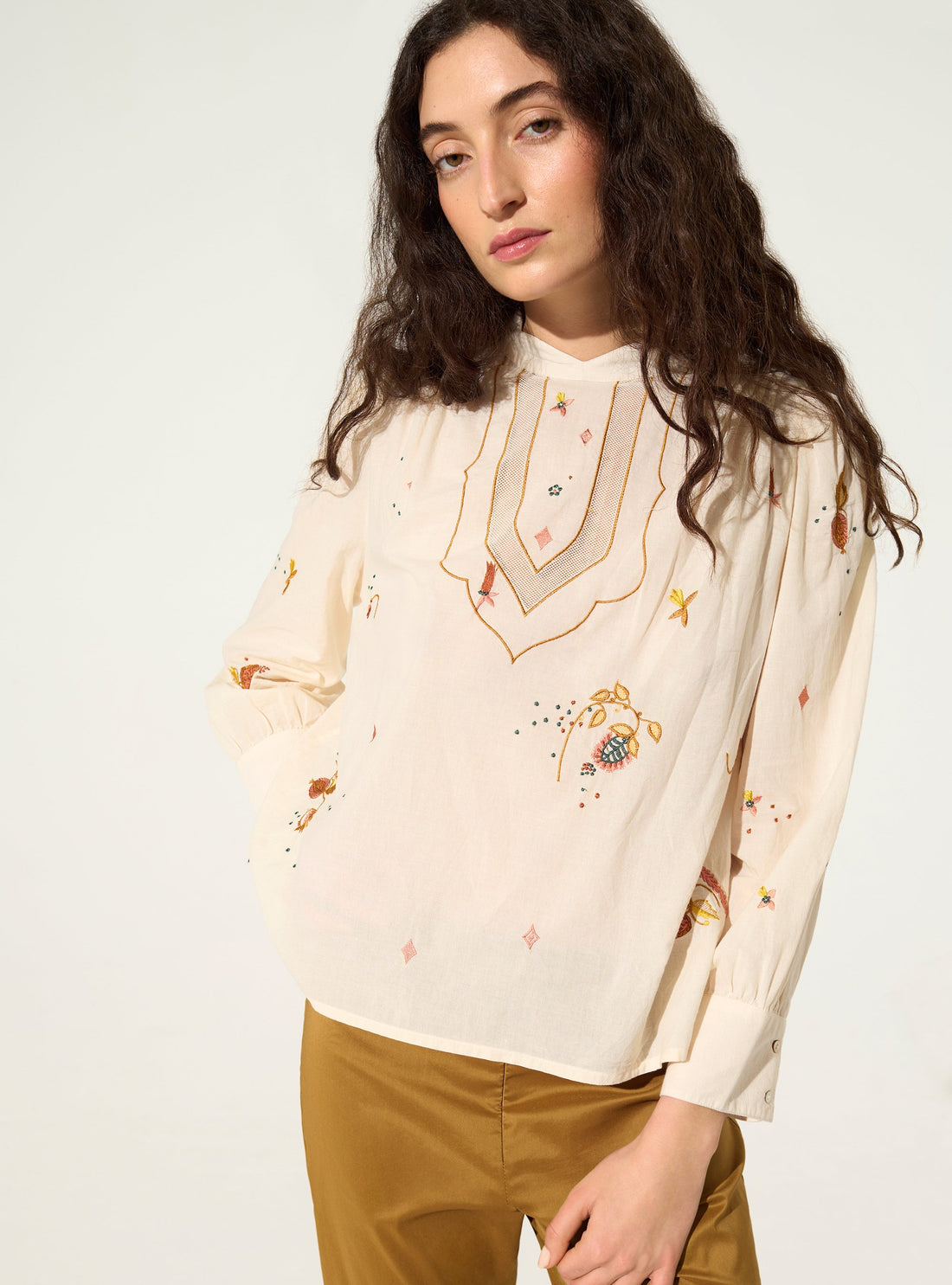 Blouse brodée en coton blanc