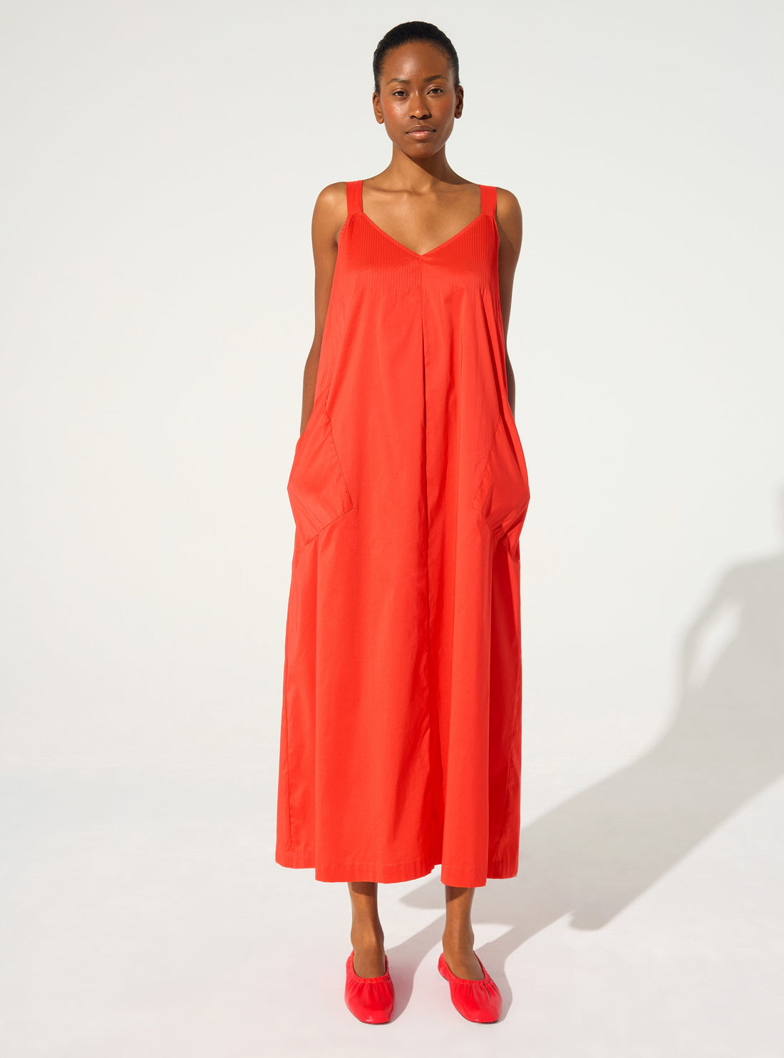 Locker sitzendes, plissiertes Kleid aus roter Baumwolle