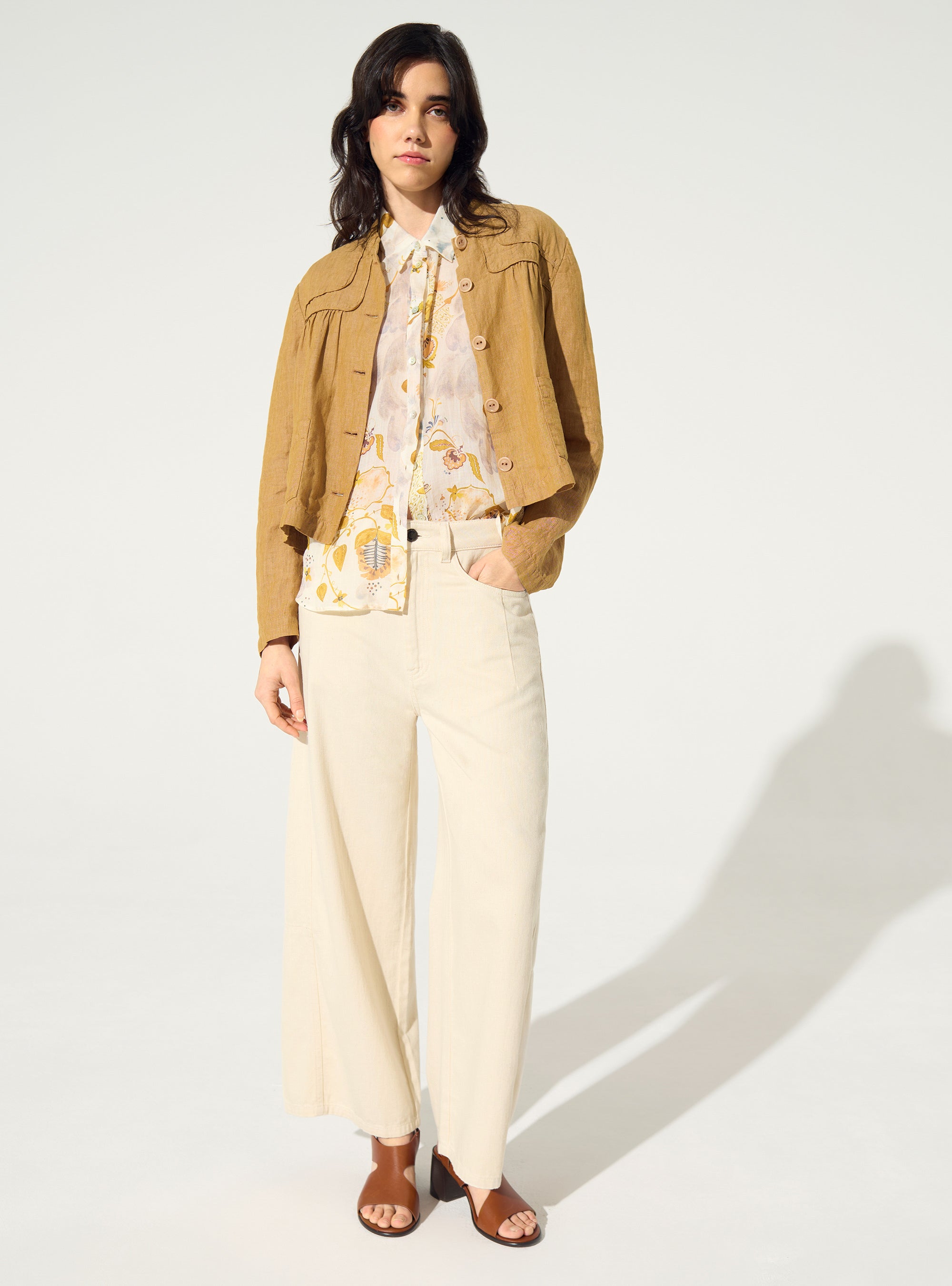 Loose-fitting brown linen and cotton jacket