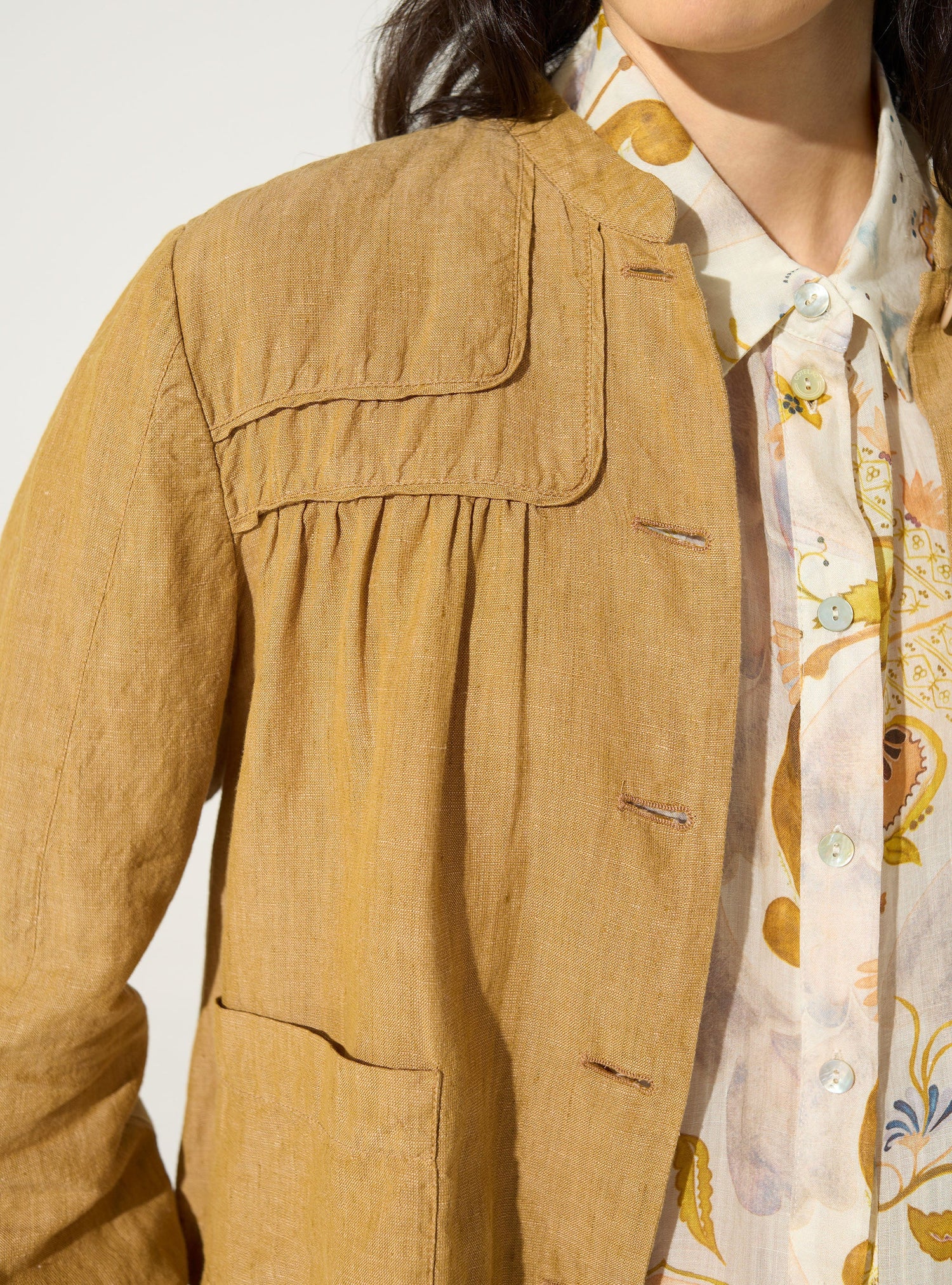 Loose-fitting brown linen and cotton jacket