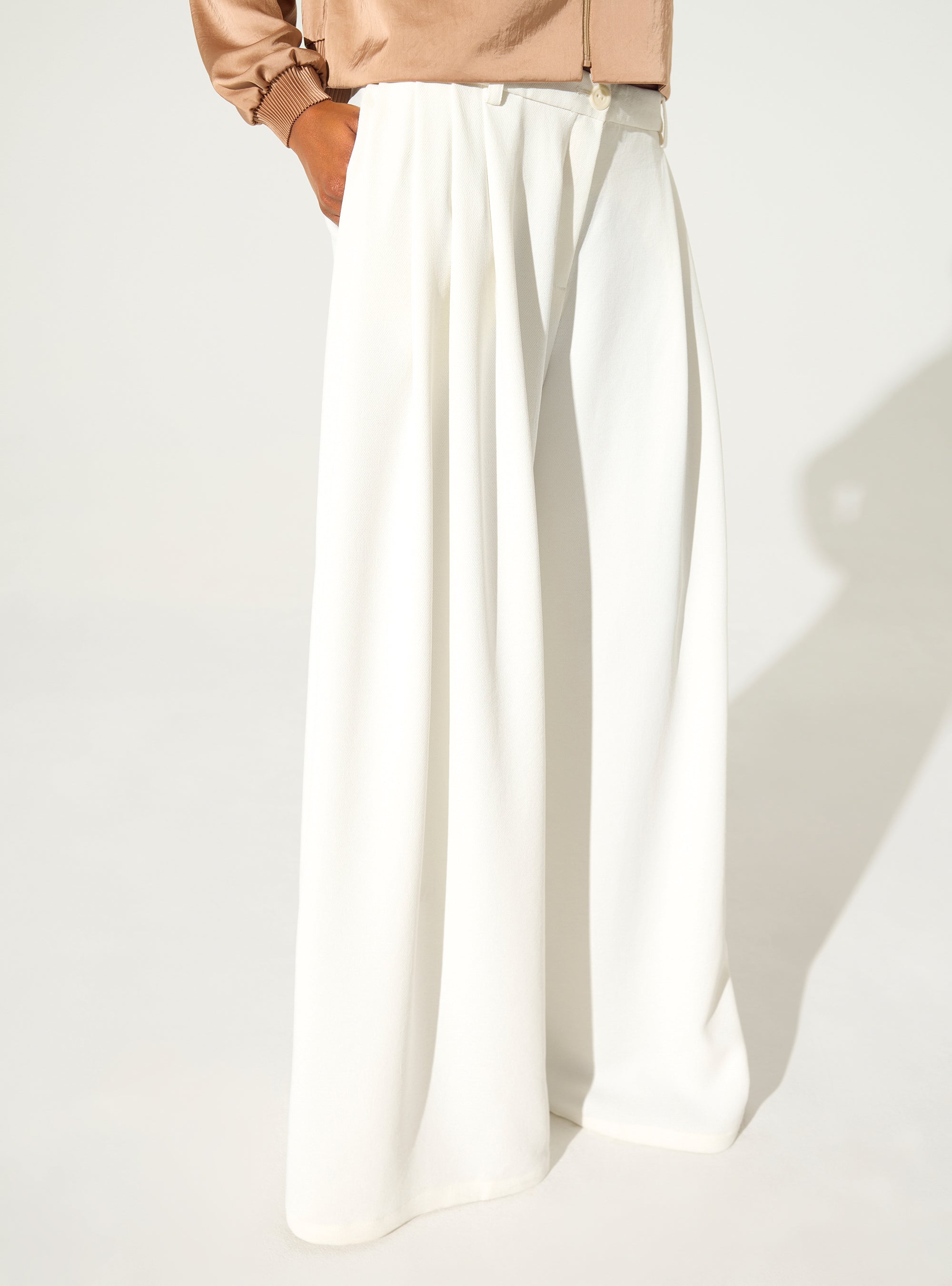 Weit geschnittene weiße Hose
