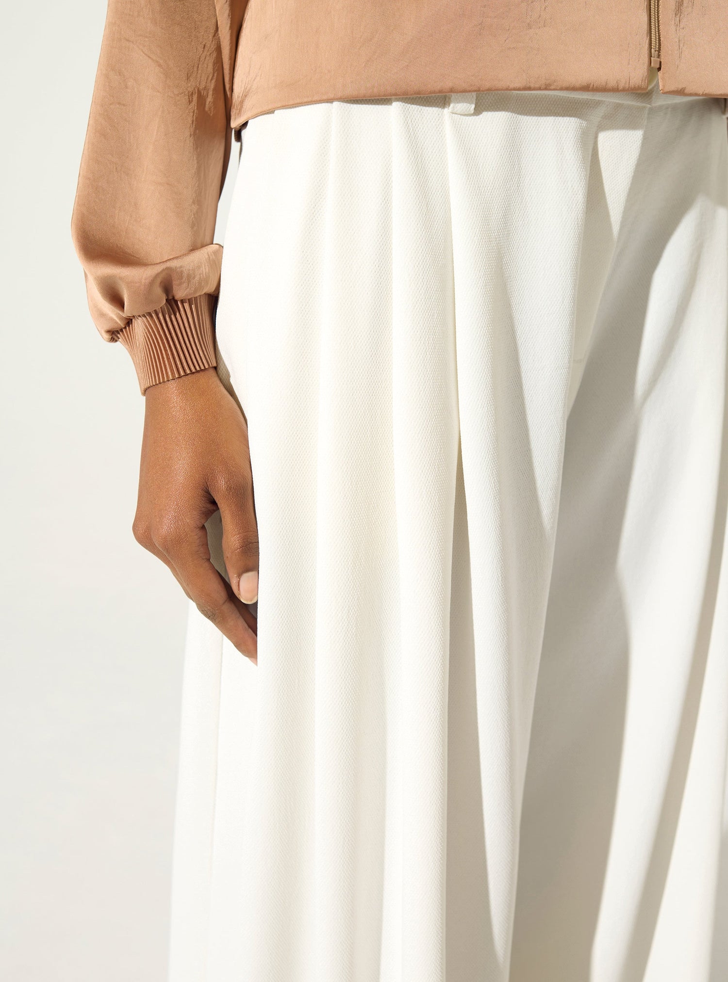 Weit geschnittene weiße Hose