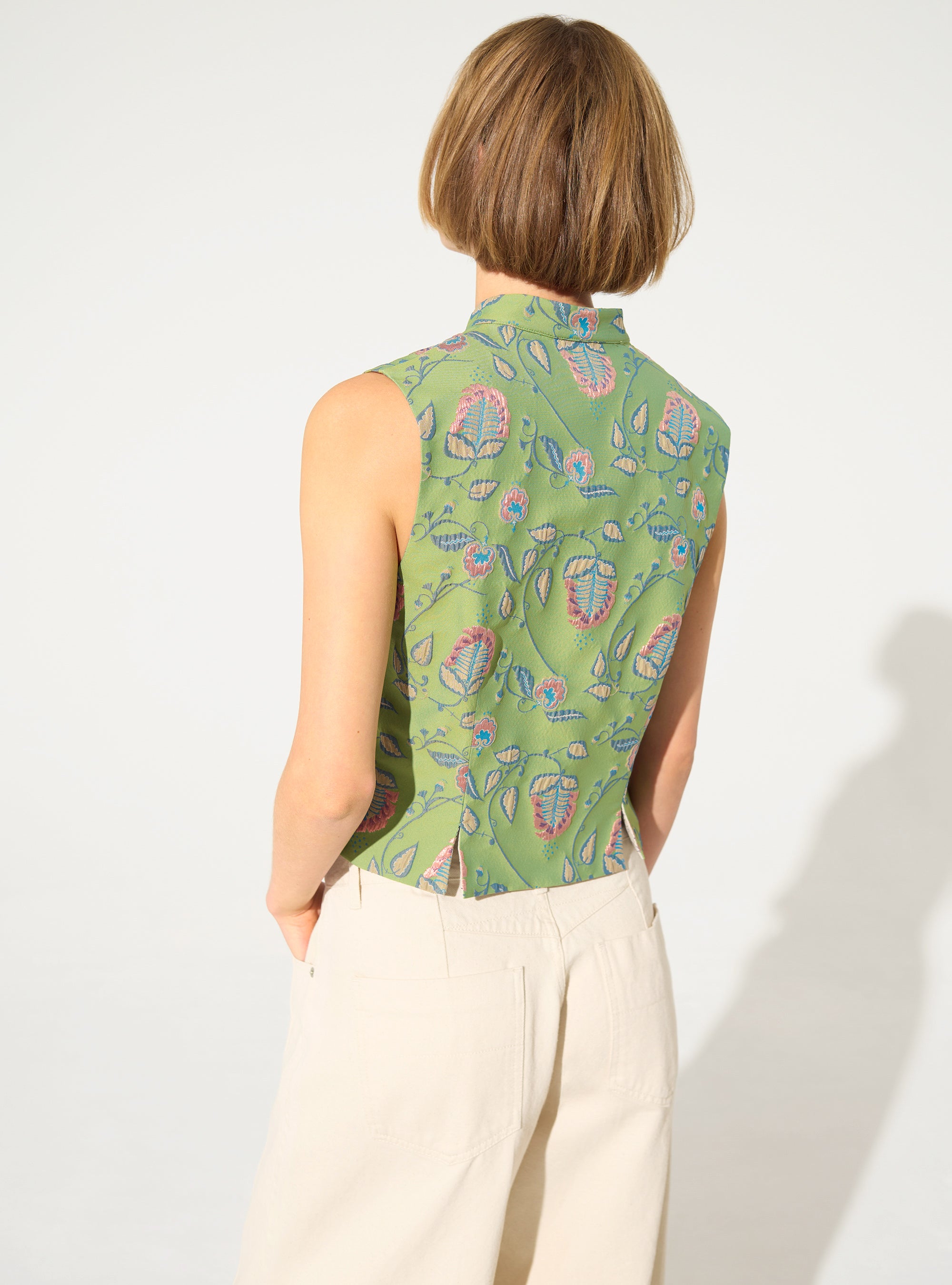 Figurbetonte Weste mit grünem Aufdruck