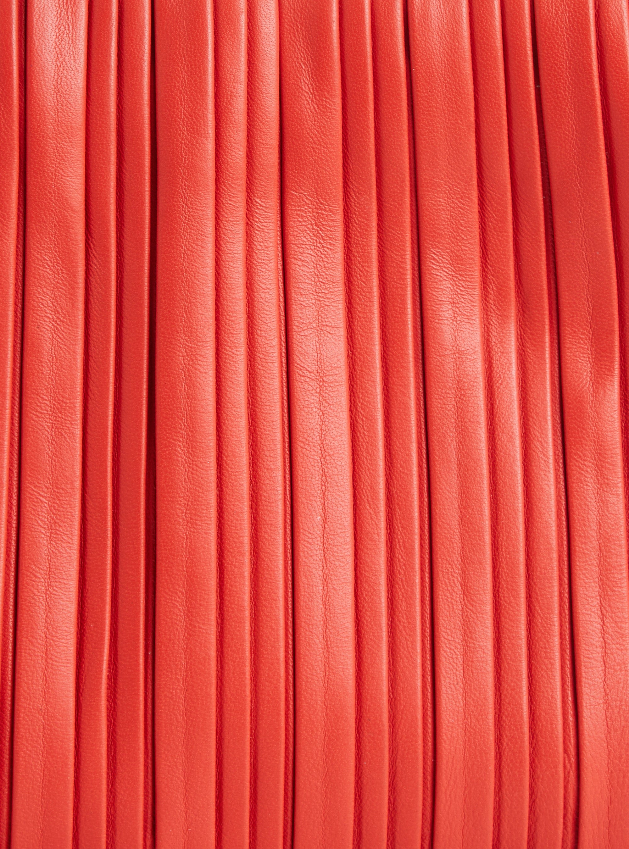 Rote, plissierte Ledertasche
