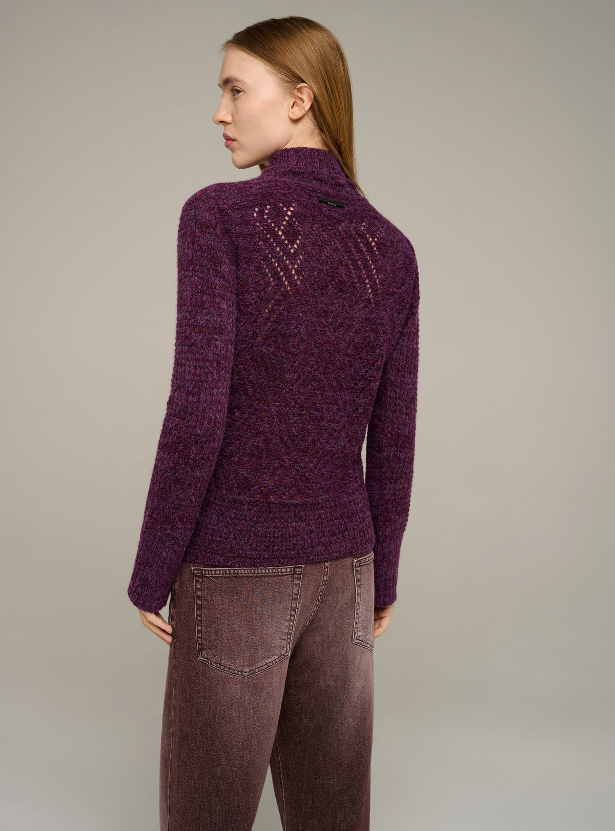 Eng anliegender Langarm-Pullover mit Rundhalsausschnitt aus Lochstrick