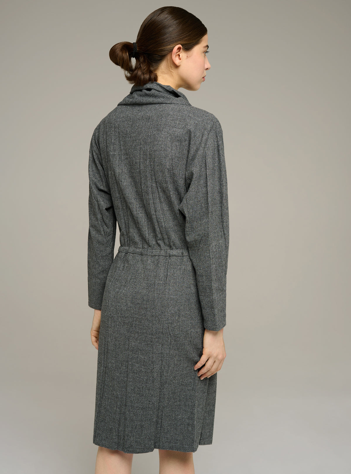 Tailliertes Midikleid mit langen Ärmeln