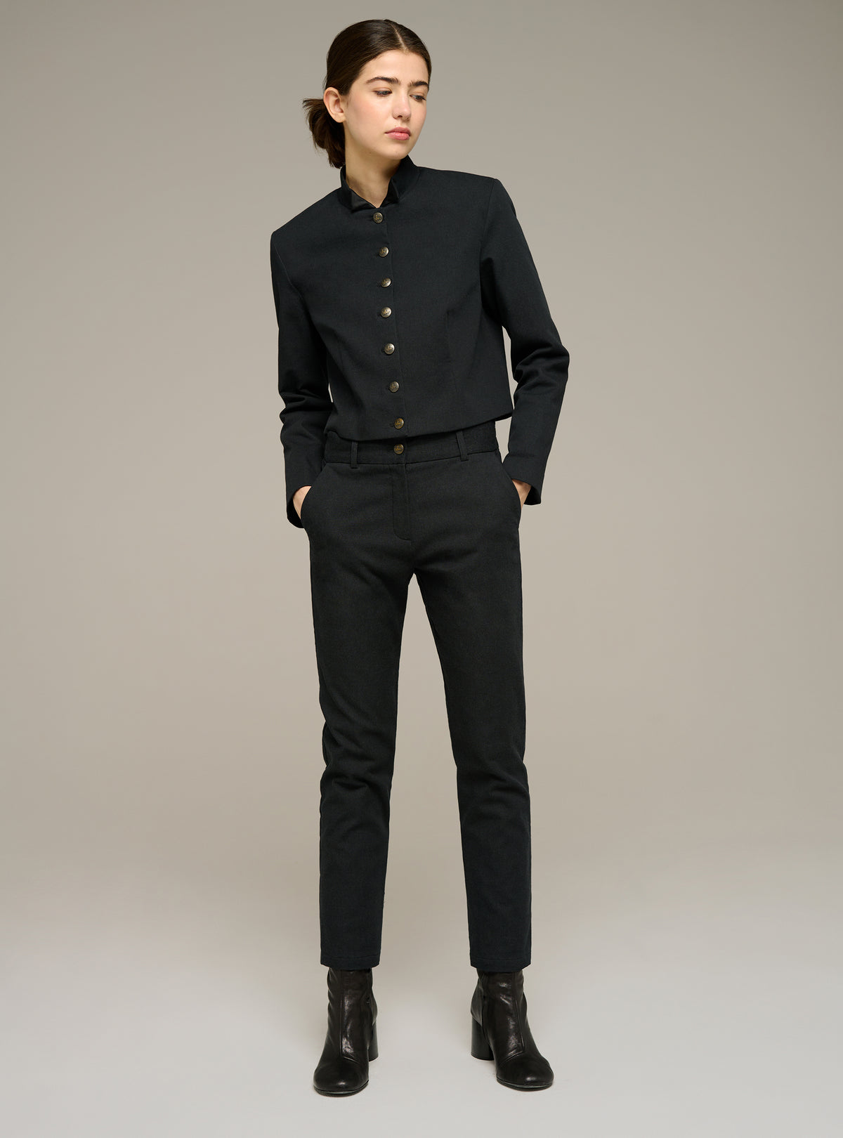 Schwarze Hose mit geradem Bein