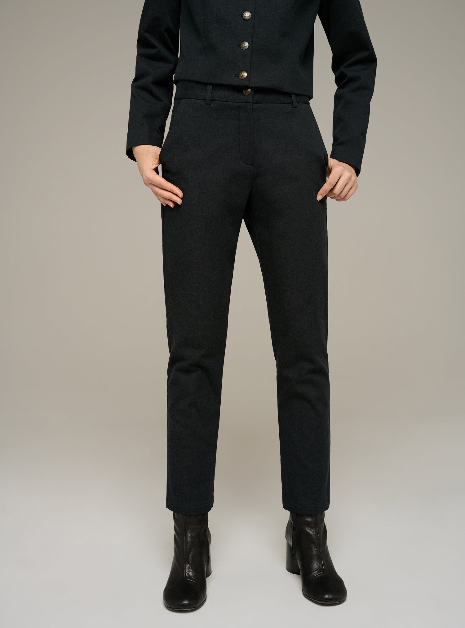 Schwarze Hose mit geradem Bein