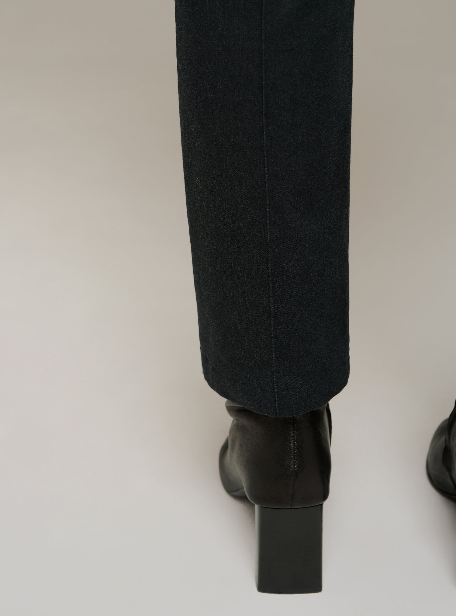 Schwarze Hose mit geradem Bein