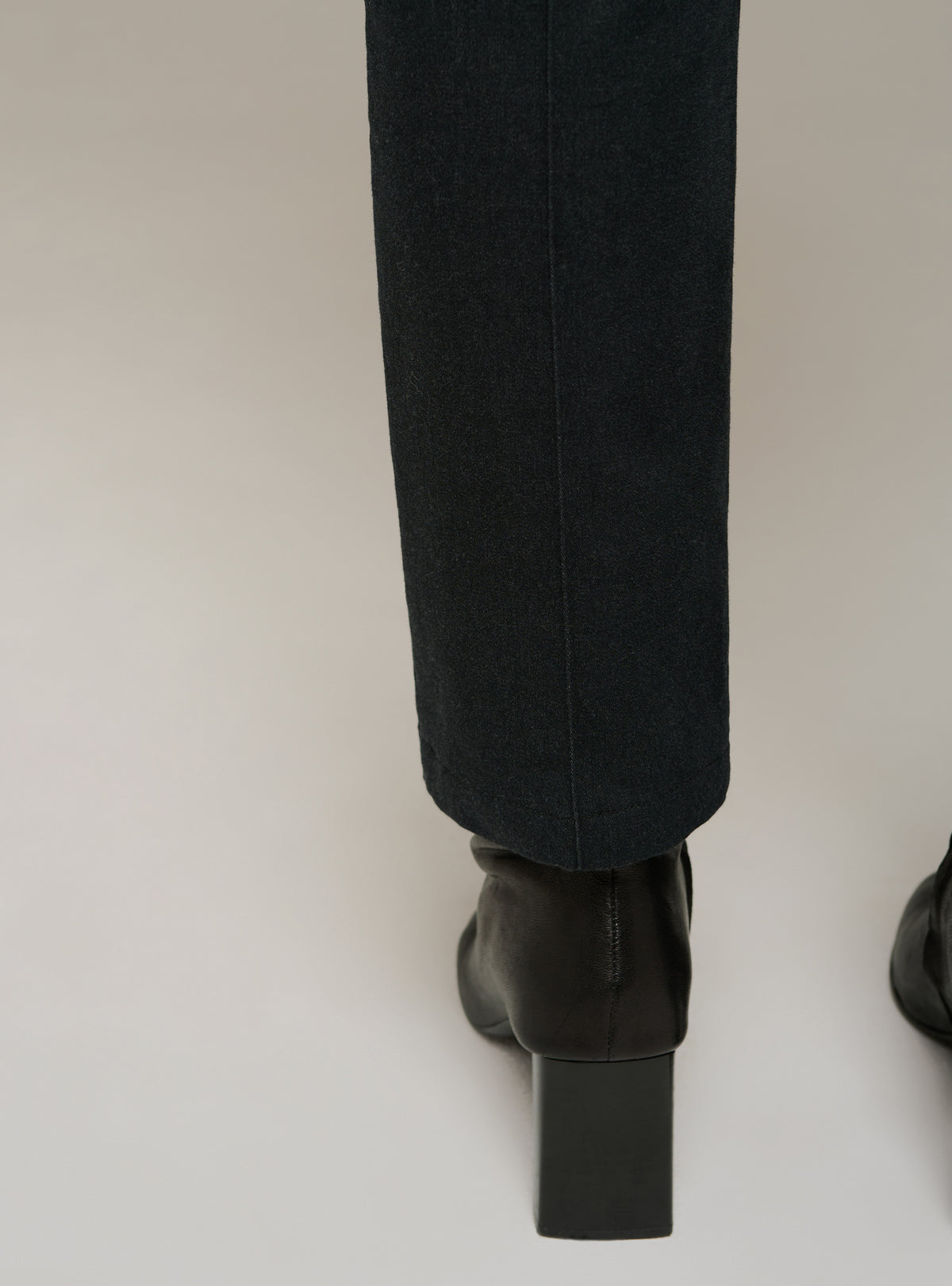 Schwarze Hose mit geradem Bein