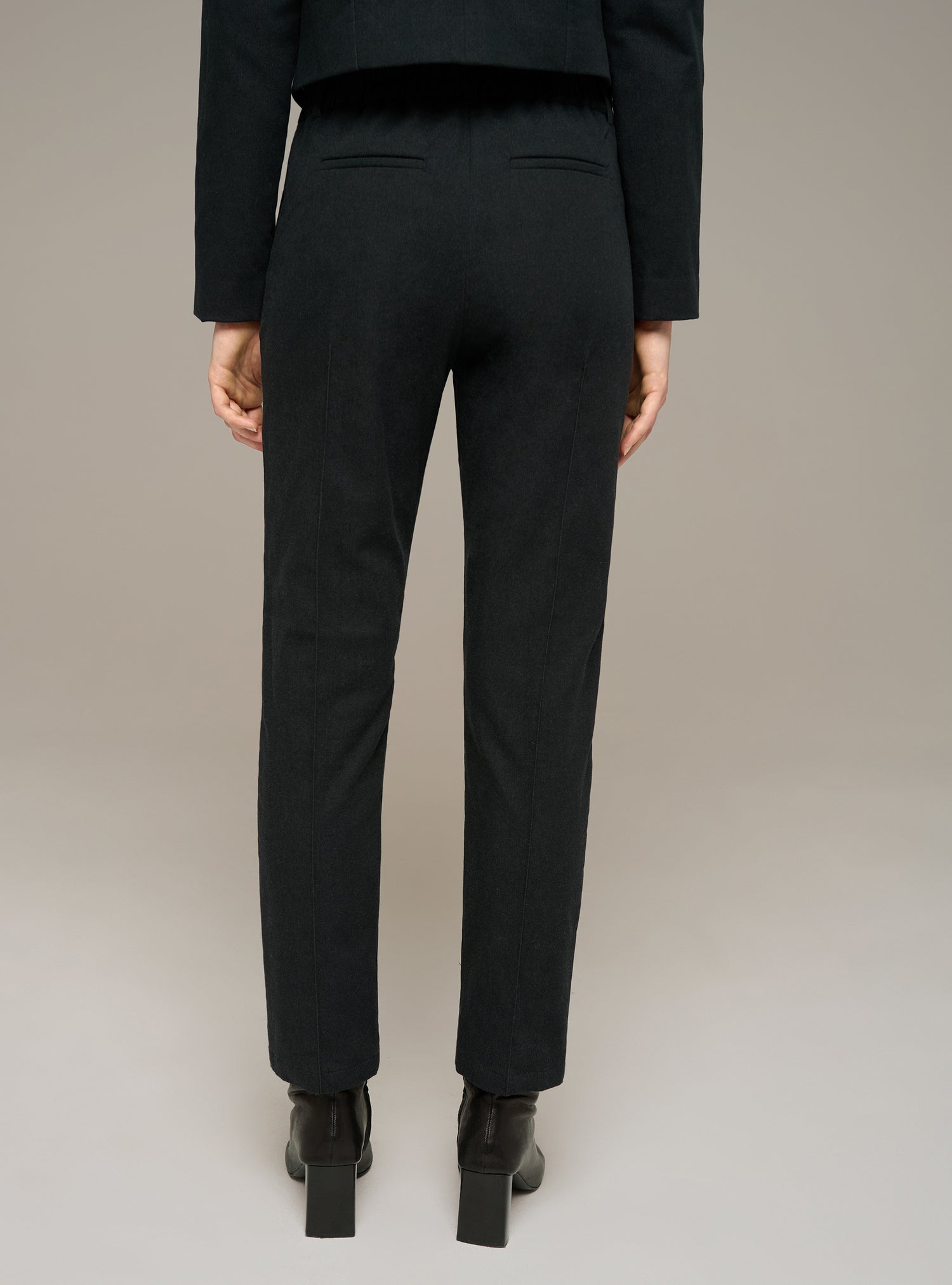 Schwarze Hose mit geradem Bein